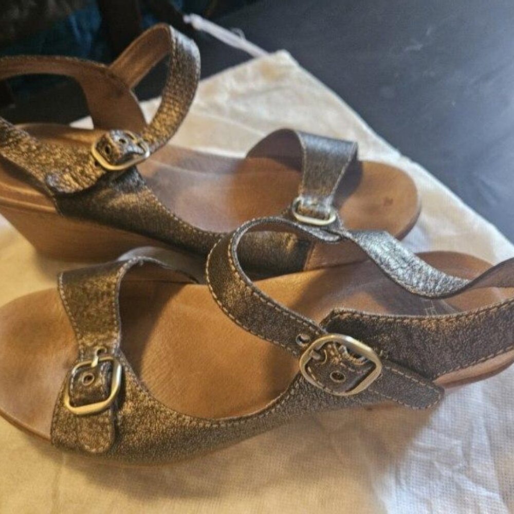 Distressed gray Dansko sandals with silver buckles. 39UK/8.5US. Great condition!